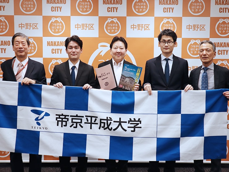 「第21回 日銀グランプリ」優秀賞・審査員長賞を受賞した人文社会学部 経営学科 経営コースの学生チームが、酒井 中野区長を表敬訪問しました。