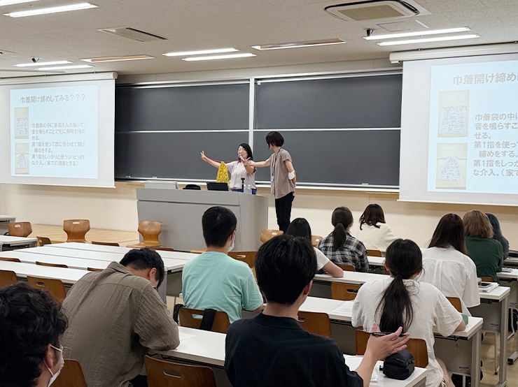 健康メディカル学部 作業療法学科で「発達障害に対する音楽療法」をテーマに特別講義を開催しました。