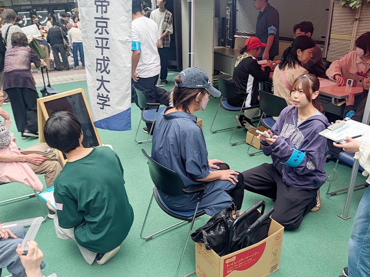 健康メディカル学部 作業療法学科の学生が地元豊島区の「中山道 待夢まつり」で地域の皆さまの元気チェックを実施しました。