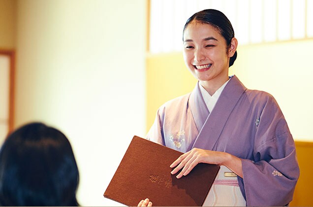 座学でホテル学などの基礎知識を身につけ、学外実習やホテル、旅行会社のインターンでビジネスを学びました。