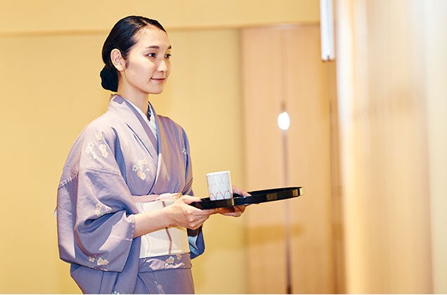ホテル内の和食レストランで、サービスクラークとしてお客さまをお迎えしています。