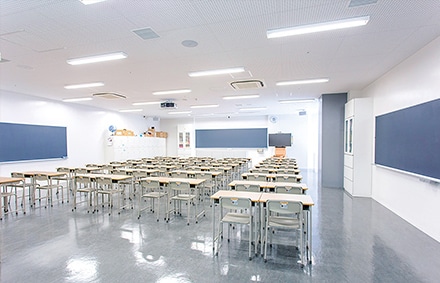 小学校の教室を模した講義室(中野)
