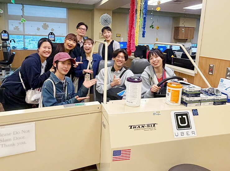 総合病院訪問（車への移乗訓練用機器にて）