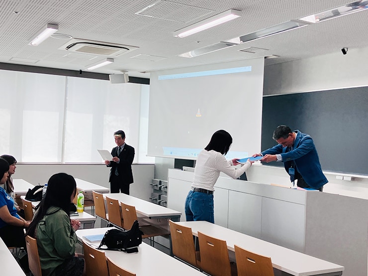 人文社会学部の学生に、オーストラリア・インターンシップに関するレポート集『活動の記録』が授与されました。