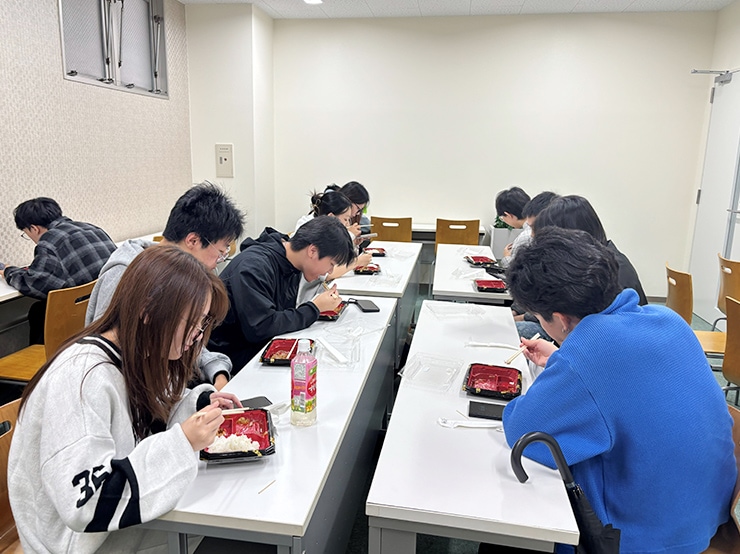 帝京平成大学附属日本語学校にて「物価高に対する食の支援事業」を実施しました。