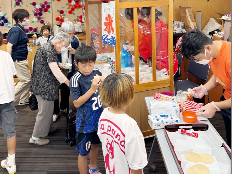 8月27日、健康メディカル学部 作業療法学科の学生11名が、豊島区社会福祉事業団 菊かおる園で開催された「認知症カフェかもん」の夏の縁日イベントに参加しました。